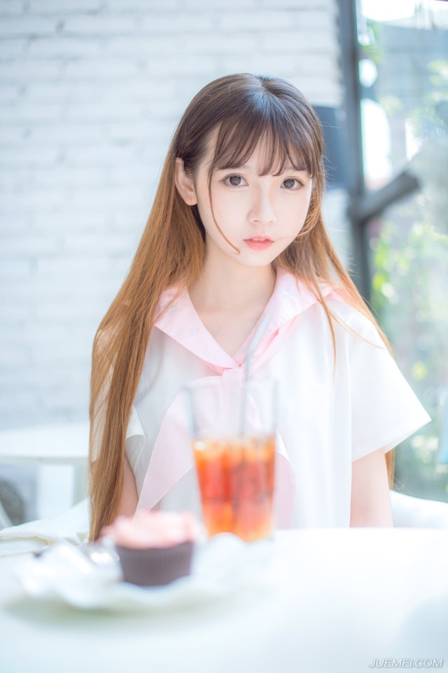 “进来吧。”吕布看了一眼地上的杯盏，摇了摇头，坐在自己的位子上向两女招了招手。